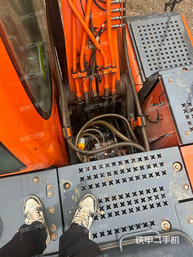 駕駛室頂部(整機(jī)外觀(guān)) 駕駛室頂部(整機(jī)外觀(guān))