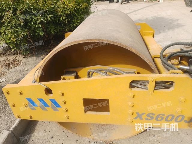 前輪左側(cè)減震塊連接及部件（壓路機(jī)前后車架）