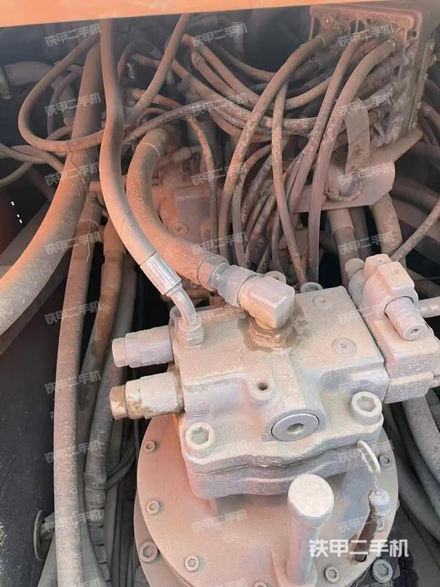 回轉(zhuǎn)馬達(dá)和主控閥(整機(jī)外觀) 回轉(zhuǎn)馬達(dá)和主控閥(整機(jī)外觀)