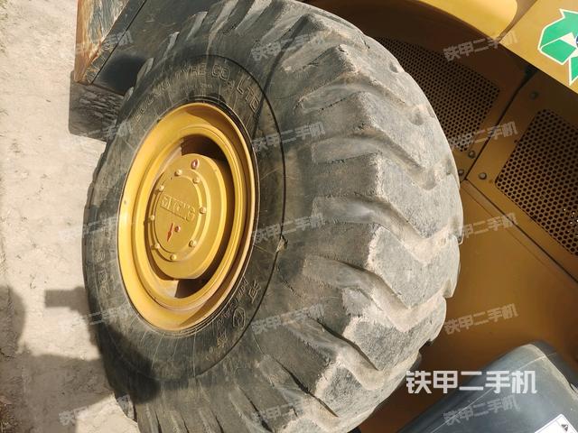 后輪右側(cè)全景（壓路機(jī)前后車(chē)架）