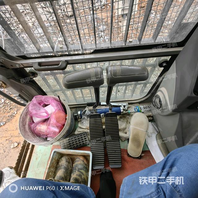 行走控制手柄和踏板?俯拍(駕駛室部分) 行走控制手柄和踏板?俯拍(駕駛室部分)