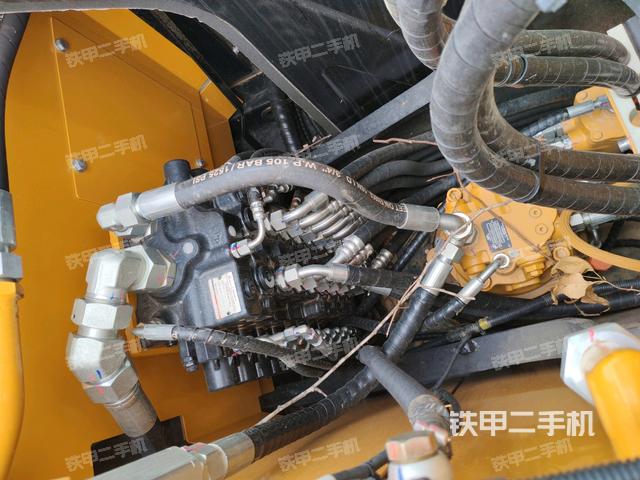 回轉(zhuǎn)馬達(dá)和主控閥(整機(jī)外觀) 回轉(zhuǎn)馬達(dá)和主控閥(整機(jī)外觀)