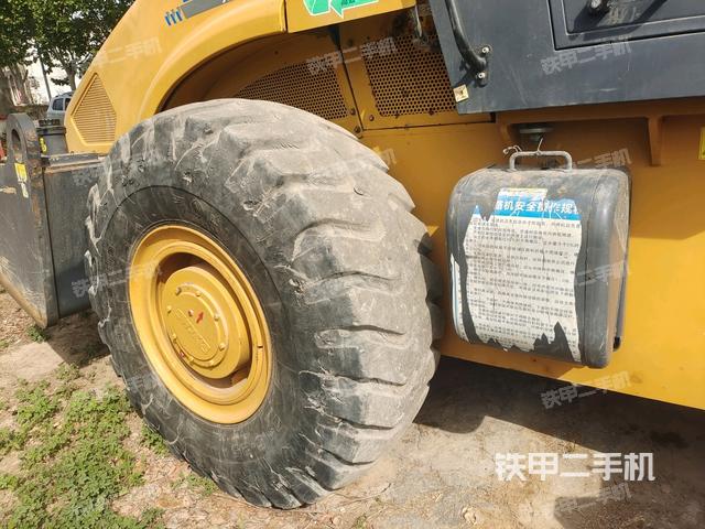 后輪左側(cè)全景（壓路機(jī)前后車(chē)架）