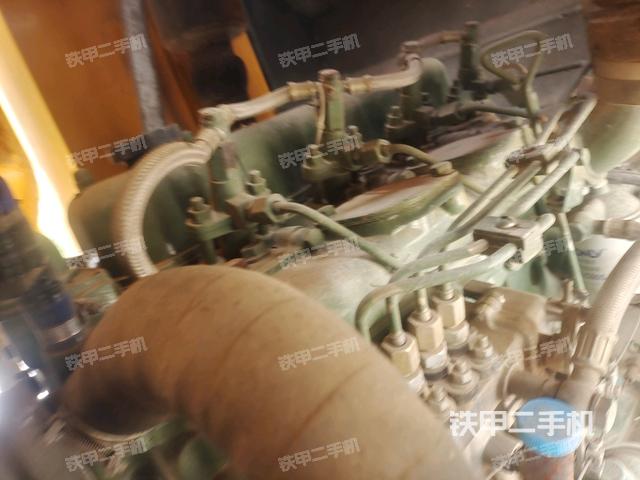 發(fā)動機(jī)上部全景（壓路機(jī)發(fā)動機(jī)艙）