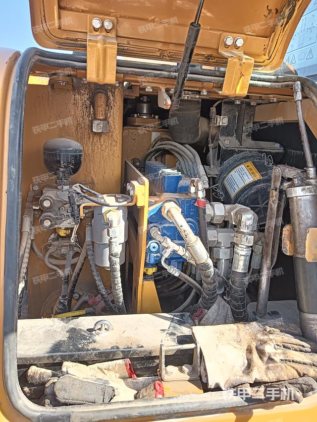 液壓泵艙室正面整體(整機(jī)外觀) 液壓泵艙室正面整體(整機(jī)外觀)