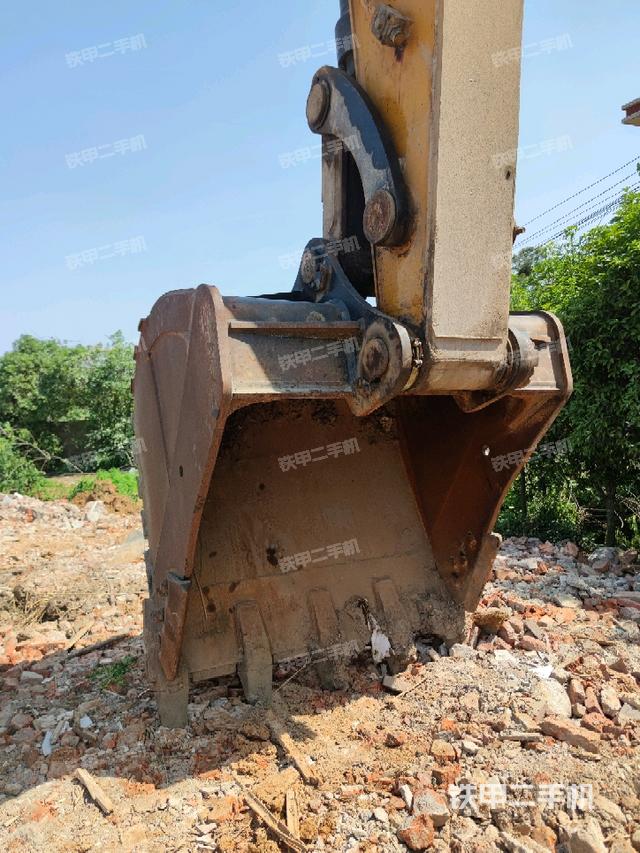 鏟斗右后整體(工作和回轉(zhuǎn)裝置) 鏟斗右后整體(工作和回轉(zhuǎn)裝置)