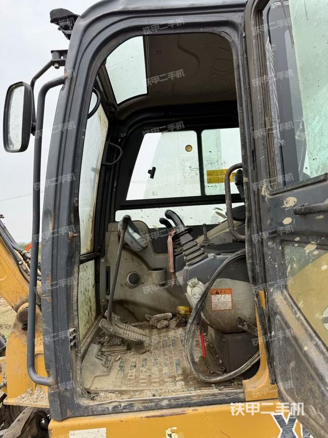 后窗玻璃角標（駕駛室部分）