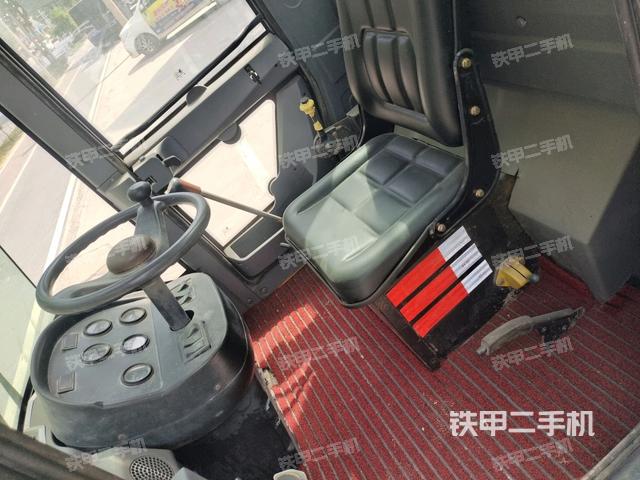 儀表盤全景（壓路機(jī)駕駛室）