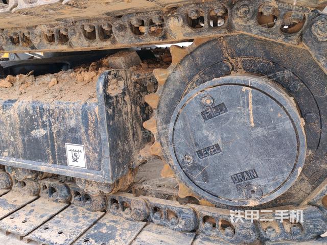 單側(cè)履帶整體(整機(jī)外觀) 單側(cè)履帶整體(整機(jī)外觀)