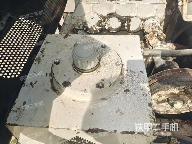 分动箱或变速箱(压路机发动机舱) 分动箱或变速箱(压路机发动机舱)