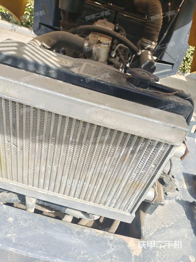 散熱器全景（壓路機發(fā)動機艙）
