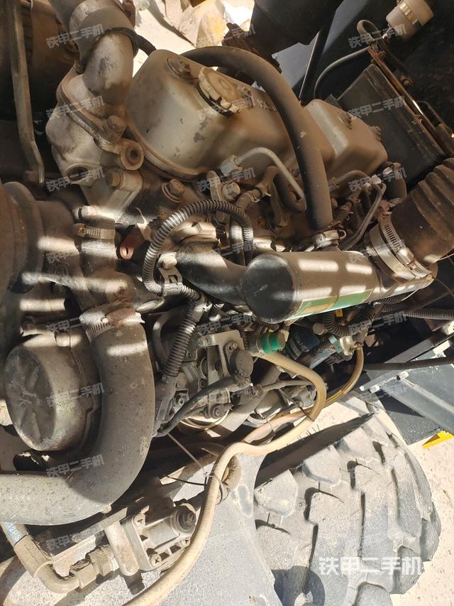 發(fā)動機上部全景（壓路機發(fā)動機艙）