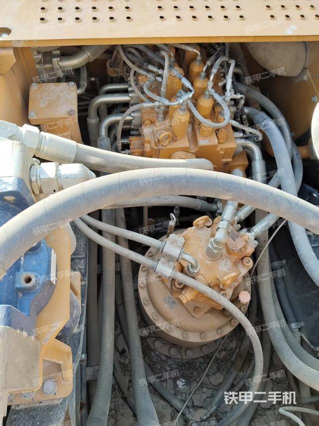 回轉(zhuǎn)馬達(dá)和主控閥（整機(jī)外觀）