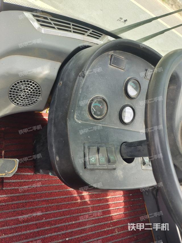 操作臺全景（壓路機(jī)駕駛室）