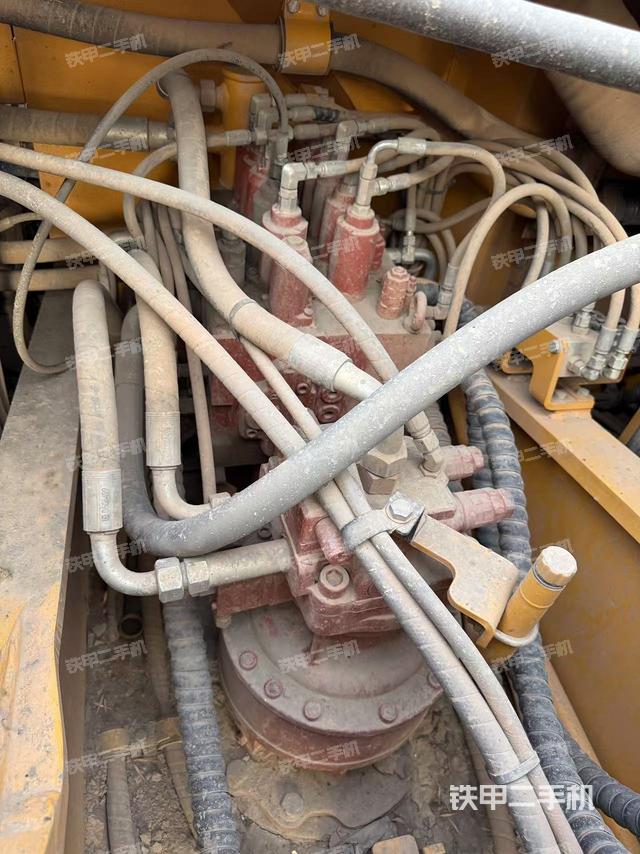 回轉(zhuǎn)馬達(dá)和主控閥（整機(jī)外觀）