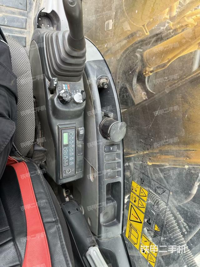 座椅右側(cè)控制臺(tái)/鑰匙門(mén)/油門(mén)/含右手柄(駕駛室部分) 座椅右側(cè)控制臺(tái)/鑰匙門(mén)/油門(mén)/含右手柄(駕駛室部分)