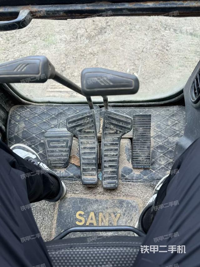 左后方玻璃角標(biāo)（駕駛室部分）