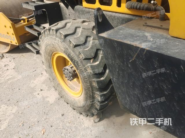 后輪右側(cè)全景（壓路機(jī)前后車架）