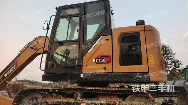 駕駛室頂部(整機(jī)外觀) 駕駛室頂部(整機(jī)外觀)