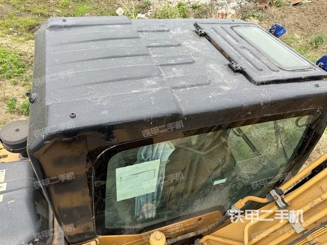 行走控制手柄和踏板?俯拍（駕駛室部分）