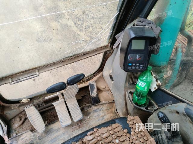 行走控制手柄和踏板?俯拍（駕駛室部分）