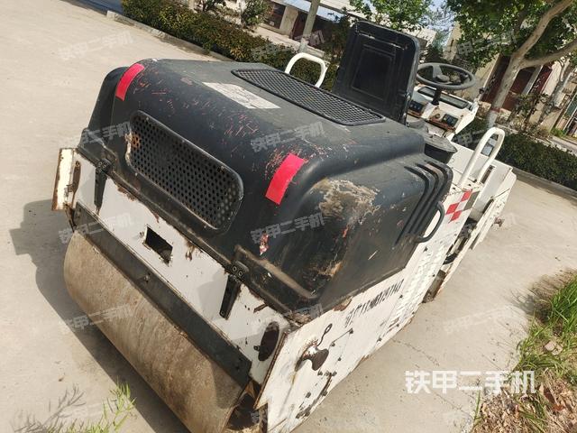 右后45°(压路机整机外观) 右后45°(压路机整机外观)