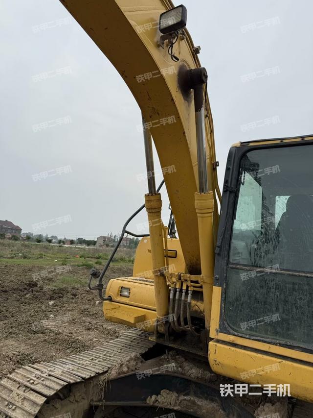 小臂整体左后(工作和回转装置) 小臂整体左后(工作和回转装置)