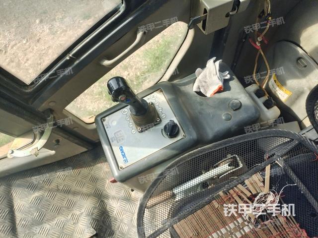 駕駛室側(cè)向上照全景（壓路機(jī)駕駛室）