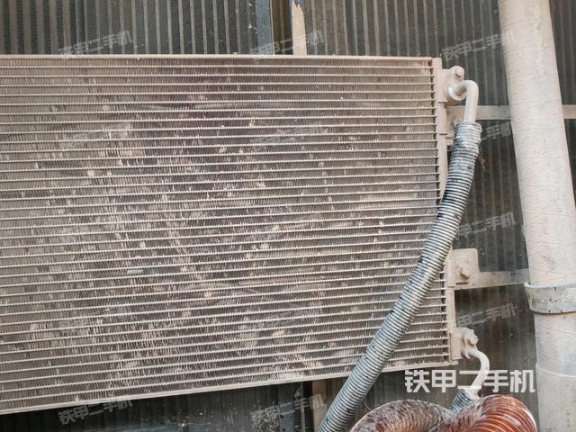 散熱器正面(大件艙室) 散熱器正面(大件艙室)