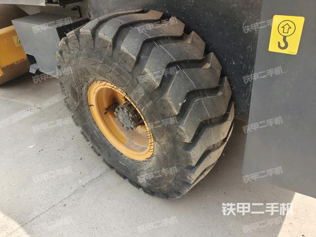 前輪左側(cè)減震塊連接及部件（壓路機(jī)前后車架）