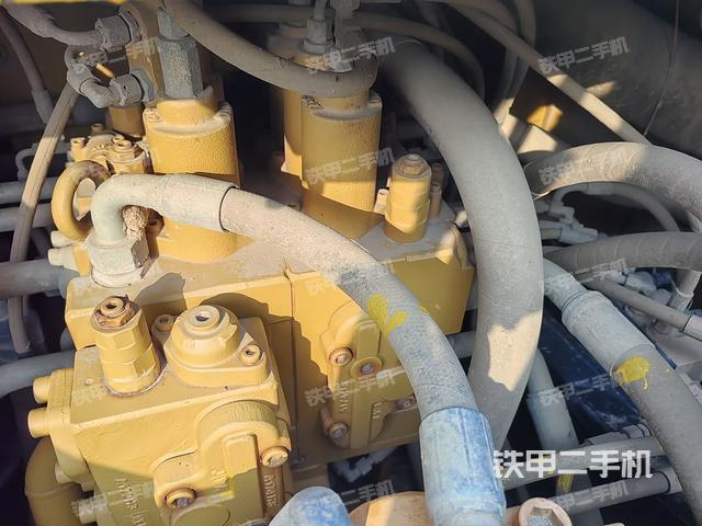 回轉(zhuǎn)馬達和主控閥（整機外觀）