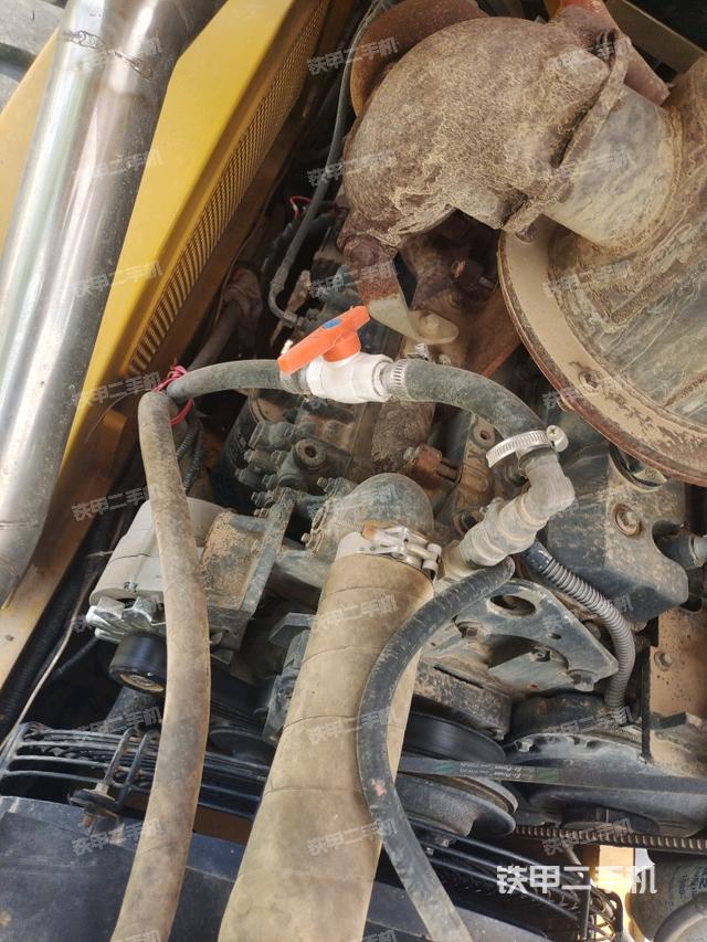 發(fā)動(dòng)機(jī)左側(cè)全景（壓路機(jī)發(fā)動(dòng)機(jī)艙）