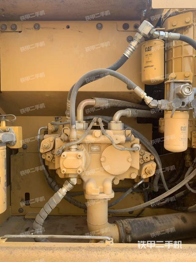 液壓泵艙室正面整體（整機外觀）