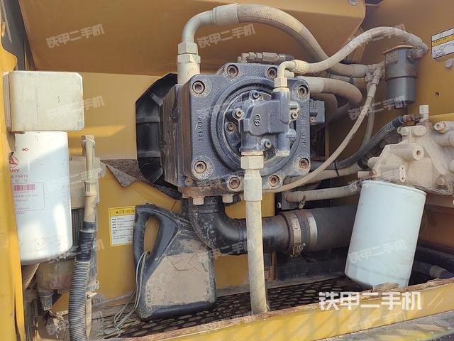 液壓泵艙室正面整體（整機外觀）