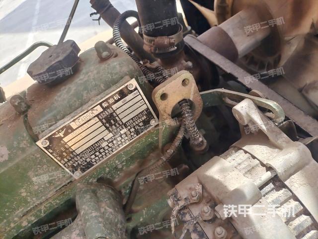 發(fā)動機(jī)上部全景（壓路機(jī)發(fā)動機(jī)艙）