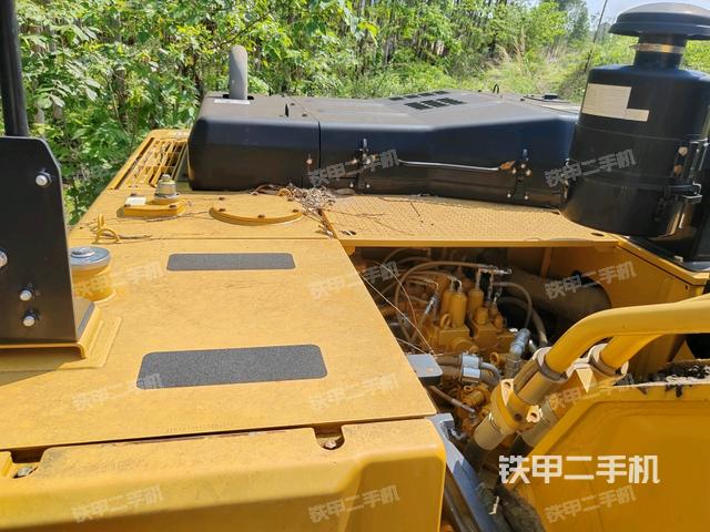 駕駛室頂部(整機(jī)外觀) 駕駛室頂部(整機(jī)外觀)