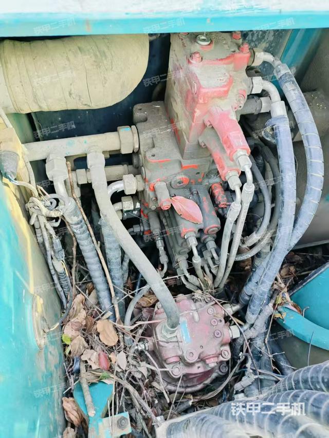 回轉(zhuǎn)馬達和主控閥(整機外觀) 回轉(zhuǎn)馬達和主控閥(整機外觀)