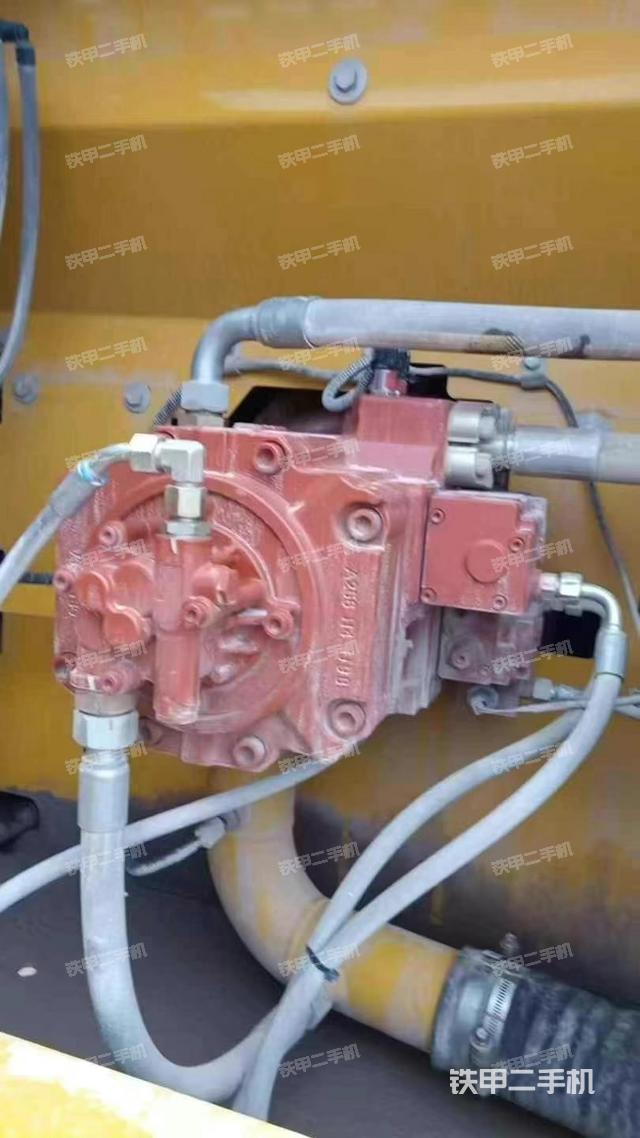 液壓泵艙室正面整體（整機外觀）