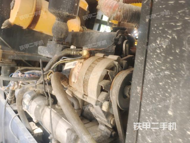 發(fā)動機右側(cè)全景（壓路機發(fā)動機艙）