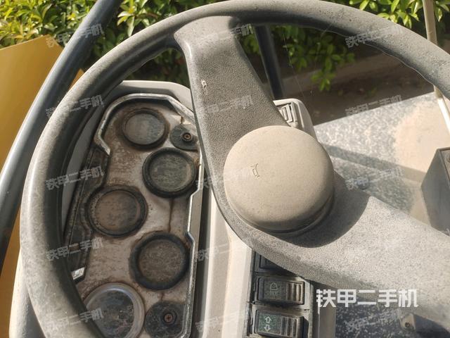 駕駛室內(nèi)座椅、儀表操作手柄全景（壓路機駕駛室）