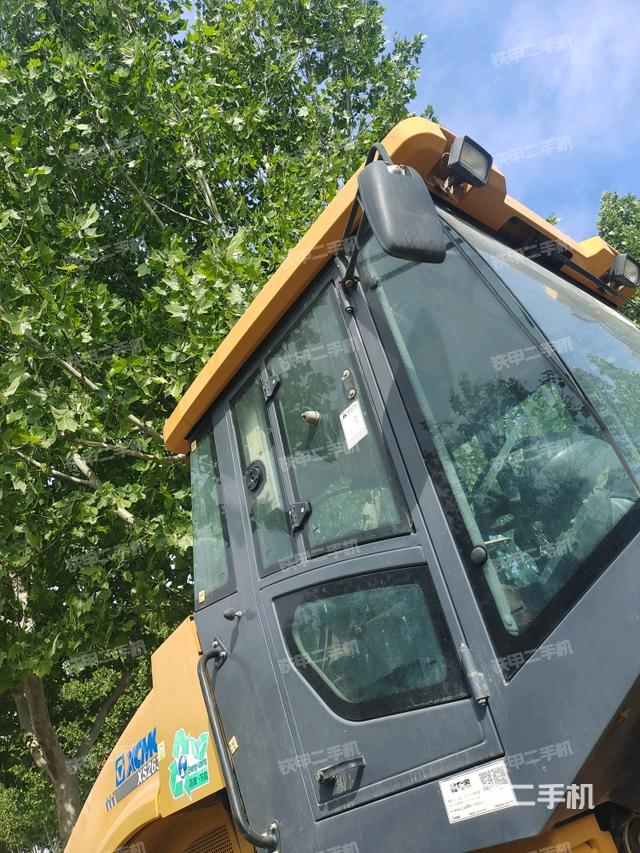 左側(cè)正面照（壓路機(jī)駕駛室）