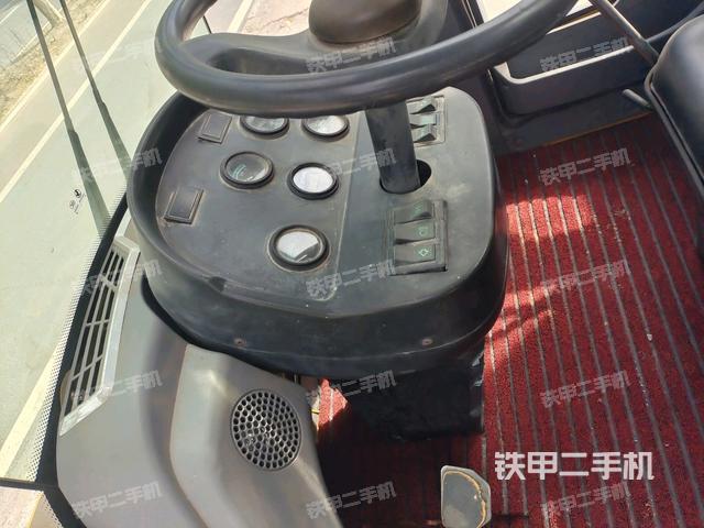 駕駛室側(cè)向上照全景（壓路機(jī)駕駛室）