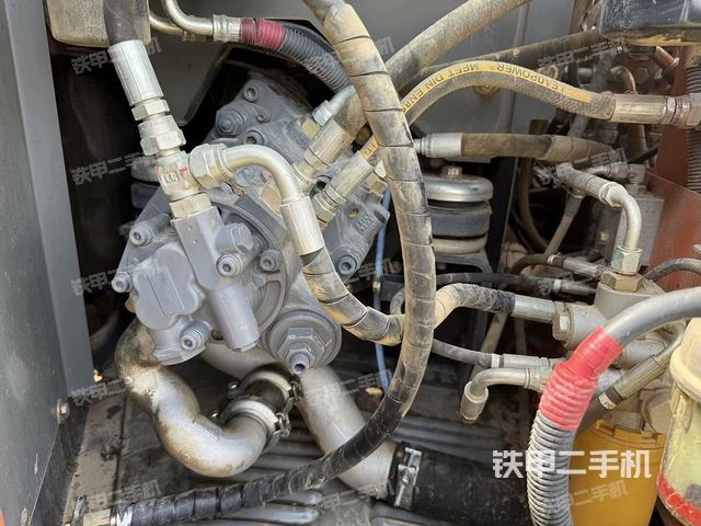 液壓泵艙室正面整體(整機外觀) 液壓泵艙室正面整體(整機外觀)
