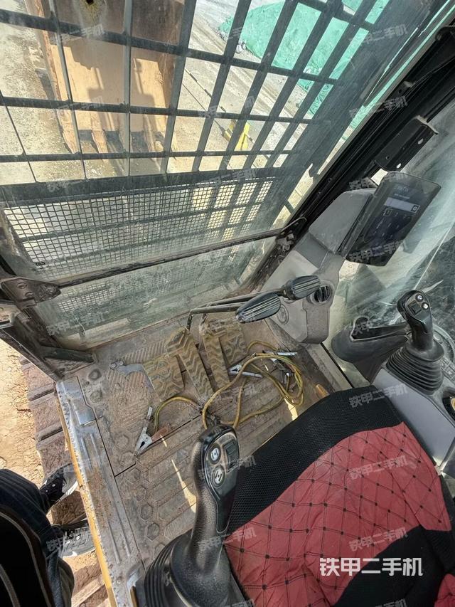 行走控制手柄和踏板?俯拍(駕駛室部分) 行走控制手柄和踏板?俯拍(駕駛室部分)