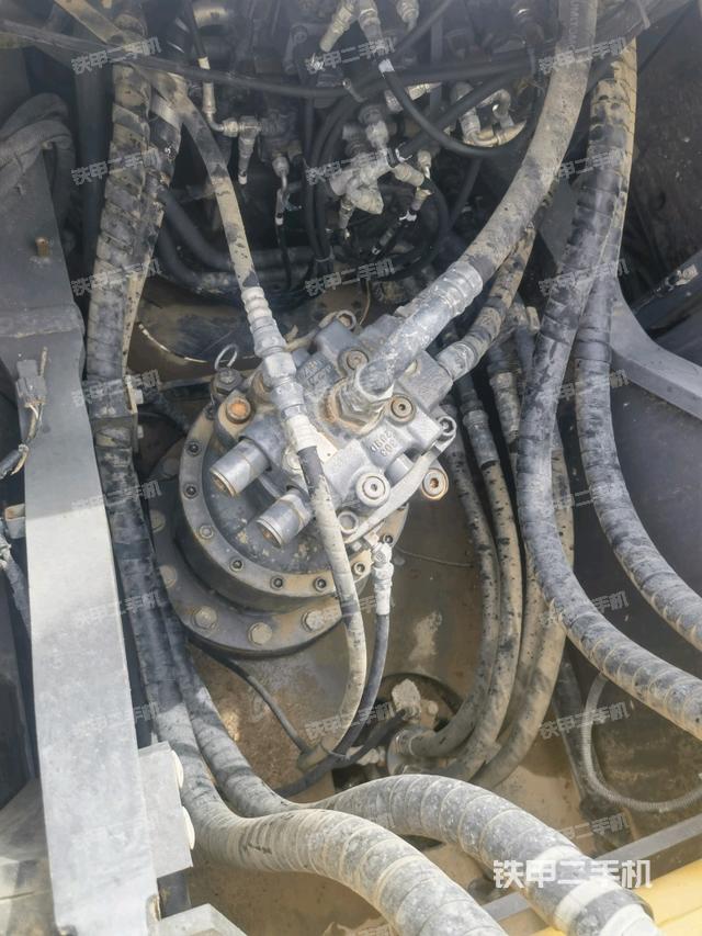 回轉馬達和主控閥(整機外觀) 回轉馬達和主控閥(整機外觀)