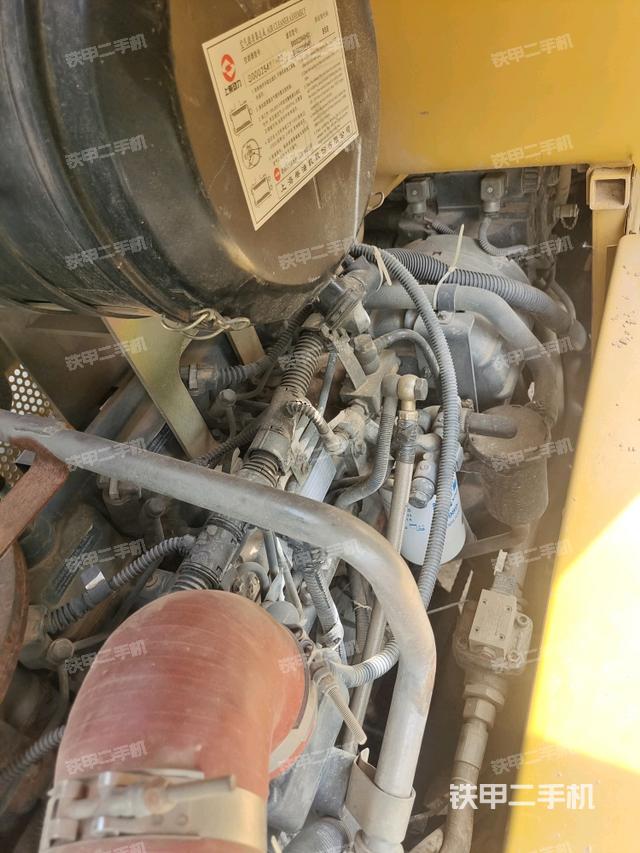 分動(dòng)箱或變速箱（壓路機(jī)發(fā)動(dòng)機(jī)艙）