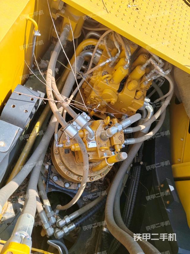 回轉(zhuǎn)馬達(dá)和主控閥(整機(jī)外觀) 回轉(zhuǎn)馬達(dá)和主控閥(整機(jī)外觀)