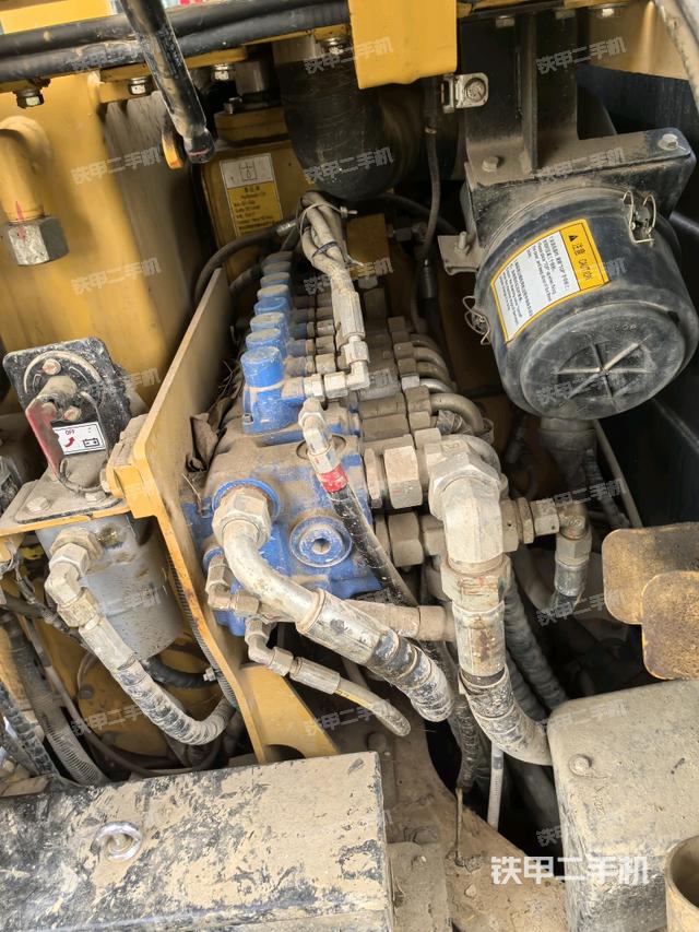 回轉(zhuǎn)馬達(dá)和主控閥（整機(jī)外觀）