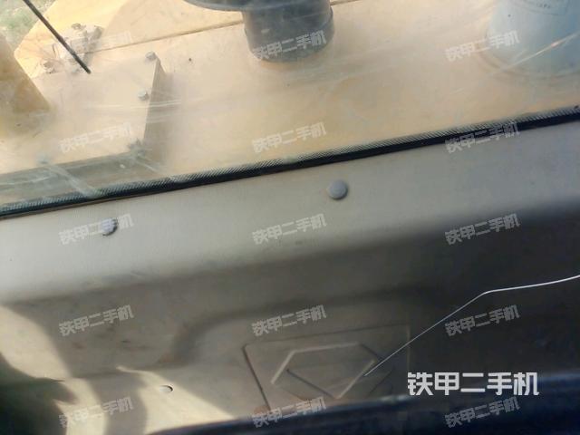 操作臺(tái)全景（壓路機(jī)駕駛室）