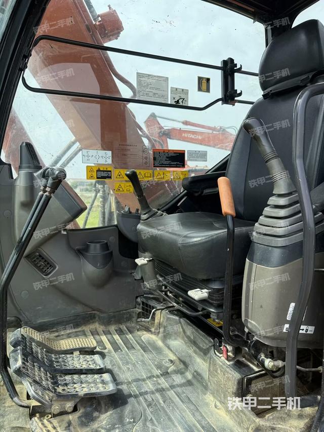 駕駛室整體(整機外觀) 駕駛室整體(整機外觀)
